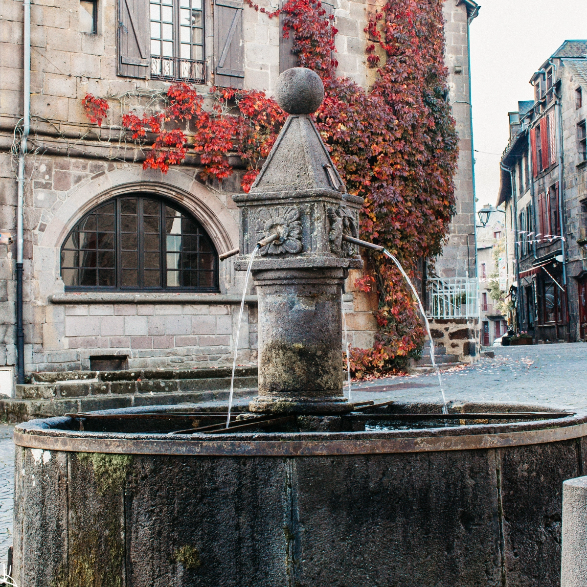 Besse-et-Saint-Anastaise - Place du Dr Pipet